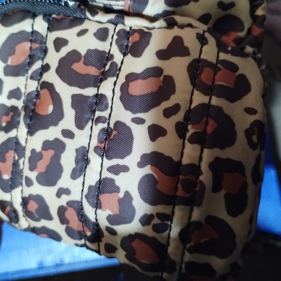 Lug trolley cb organizing crossbody bag with key fob, RFID and pockets! - Picture 2 of 16